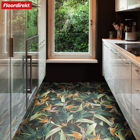 Revêtement de sol 3D CV | Strelitzia 536M | Revêtement de sol en vinyle au design tropical avec un aspect carrelage réaliste